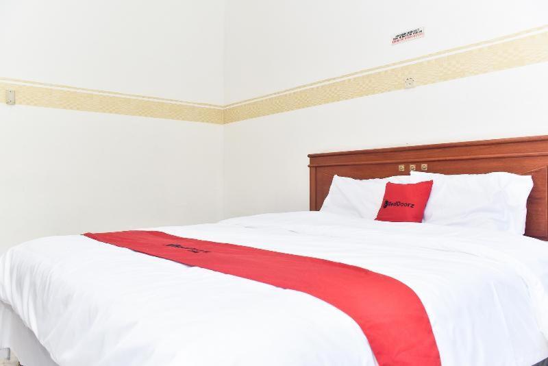 Reddoorz Near Lenmarc Mall Surabaya Pradahkalikendal Quarto foto